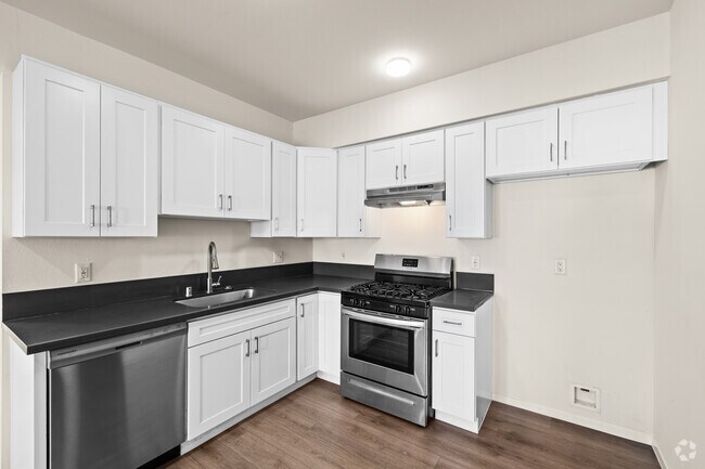 2BR, 2BA - 816SF - Kitchen