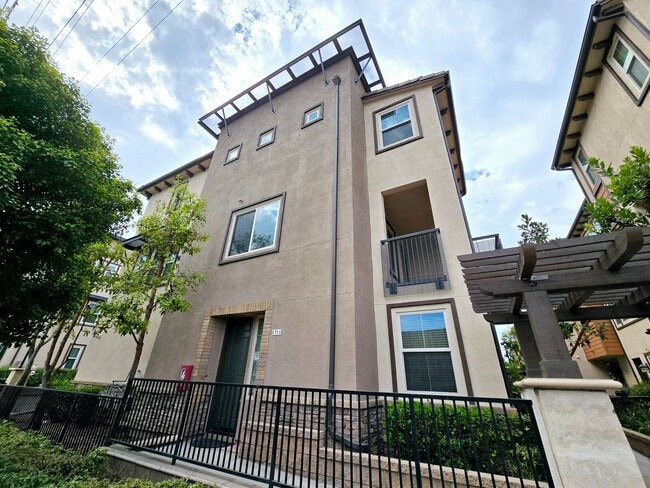 Building Photo - Tri-level Townhome in Prime Fullerton Location!