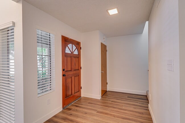 Photo - 7330 Stockdale Hwy