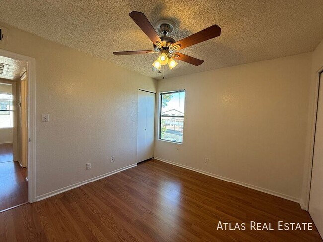 Photo - 465 W Ivyglen St Unidad 205