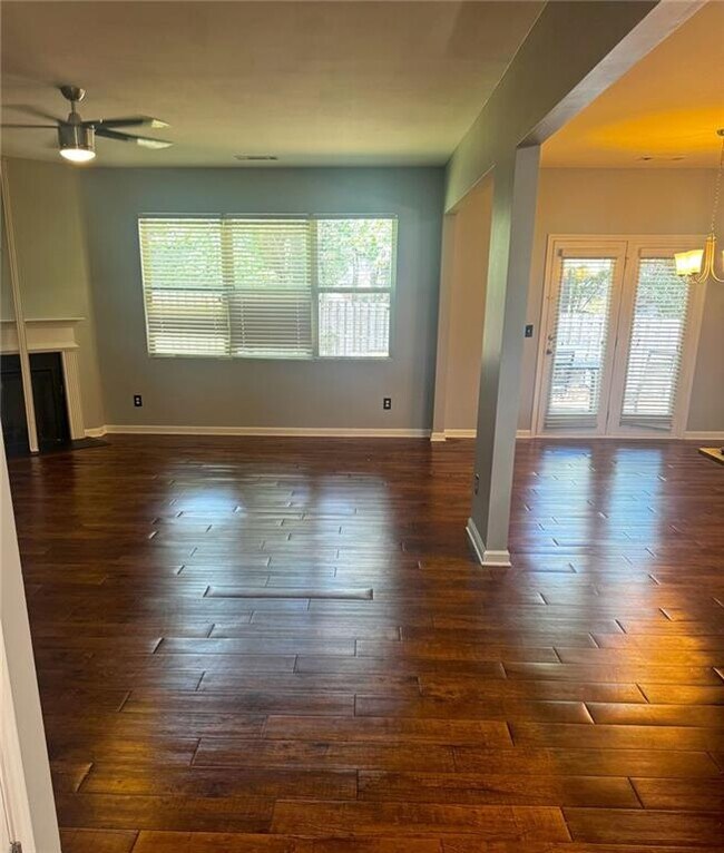 Photo - 8389 Regent St