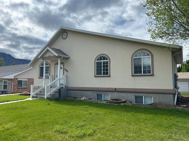 Building Photo - Carterville Duplex Unit Upstairs