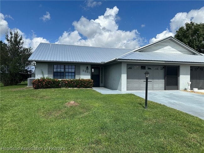 Building Photo - 2531 N Orangewood St