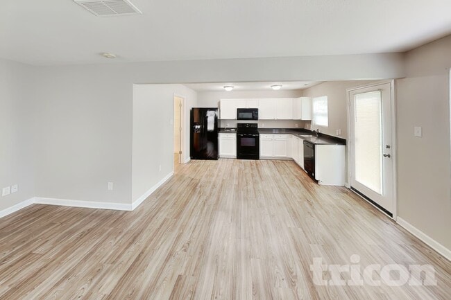 Photo - 1362 Cadre Cir