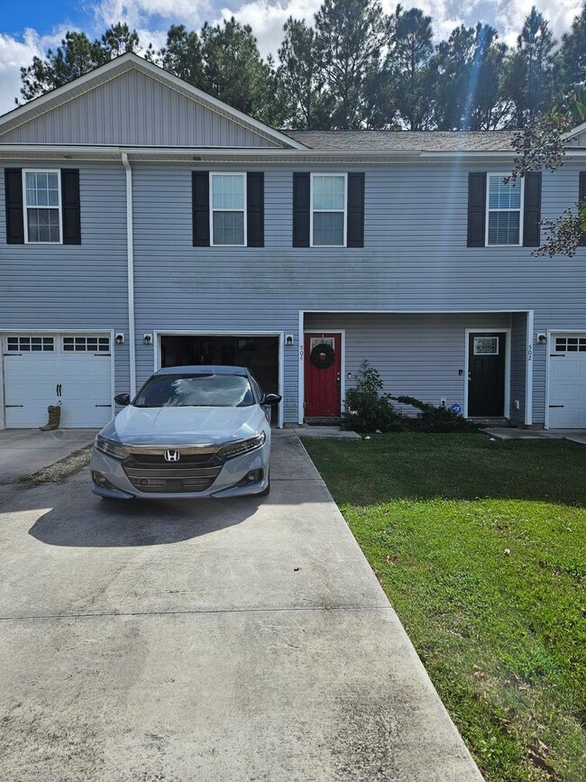 Building Photo - Spacious & Well Maintained Townhouse!