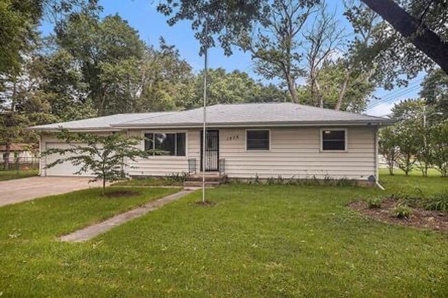 Photo - Beautiful Remodeled 3/1 home with large yard! - Ask about our Deposit Free Leasing opportunity!