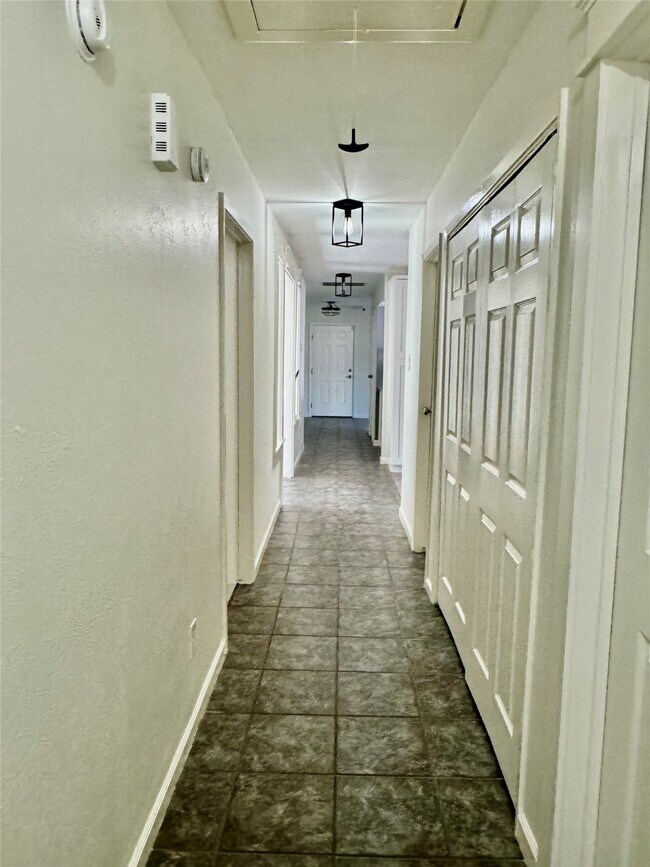 Building Photo - 2206 Sunset Trail