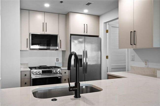 Photo - 3338 Peachtree Rd NE Unidad 1606