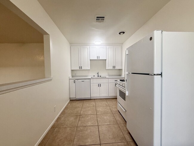 Photo - AVAILABLE NOW!! 1 Bedroom 1 Bathroom apartment in Palm Springs!! Unidad 04