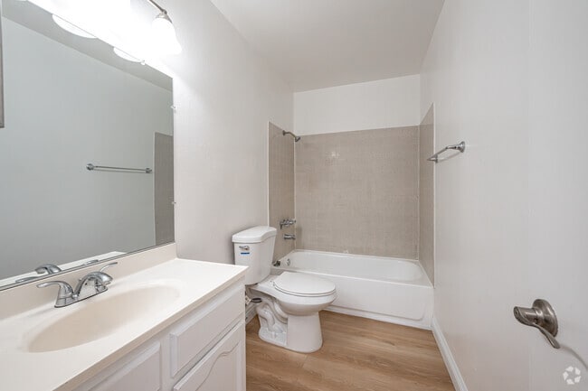 2 habitaciones, 1 baño - 1075 pies cuadrados - Baño