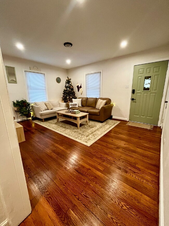 Building Photo - Gorgeous updated 2 bedroom in Perrymont/Sandusky with off street parking.