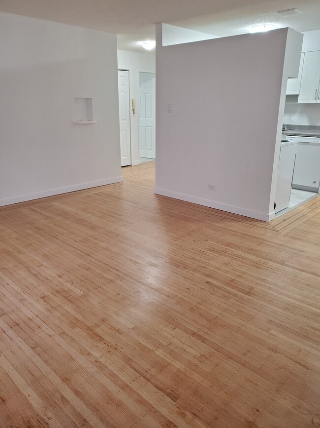 Building Photo - NEWLY RENOVATED 1 Bedroom with Hardwood Fl... Unit 11