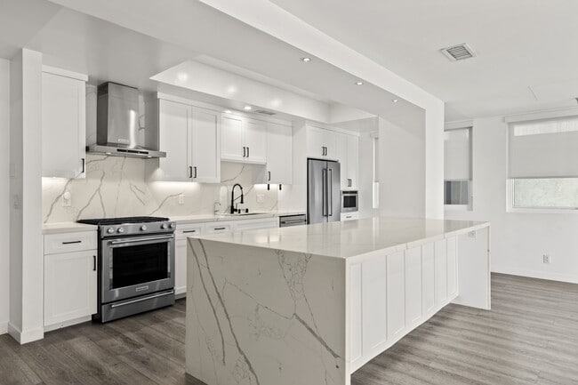 Building Photo - 1601 N Fuller Ave Unit 304