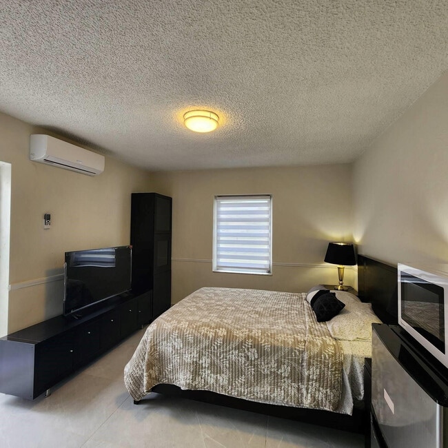 Building Photo - 875 Westward Dr