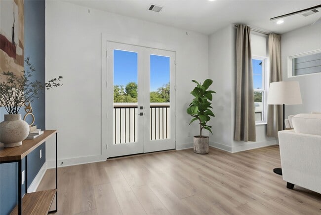 Photo - 2806 Versailles Oak Ln