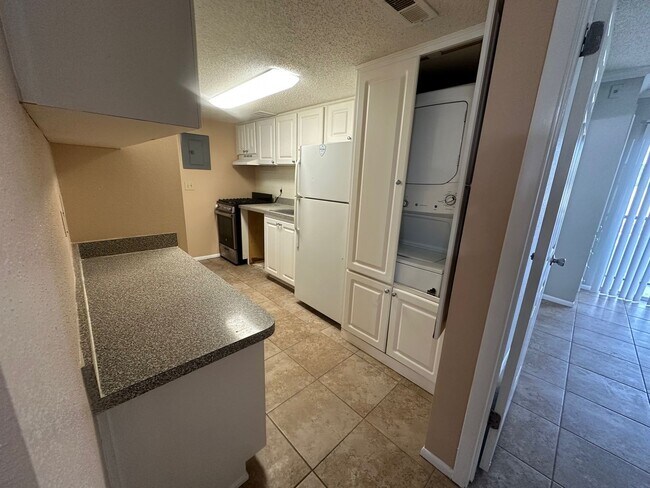 Photo - 2br - 1000ft2 - Affordable UPTOWN AREA 2 Full Suite UNIT ! WHY PAY MORE? Unit 200