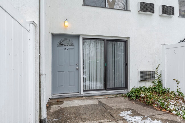 Putnam Green - Studio Entrance