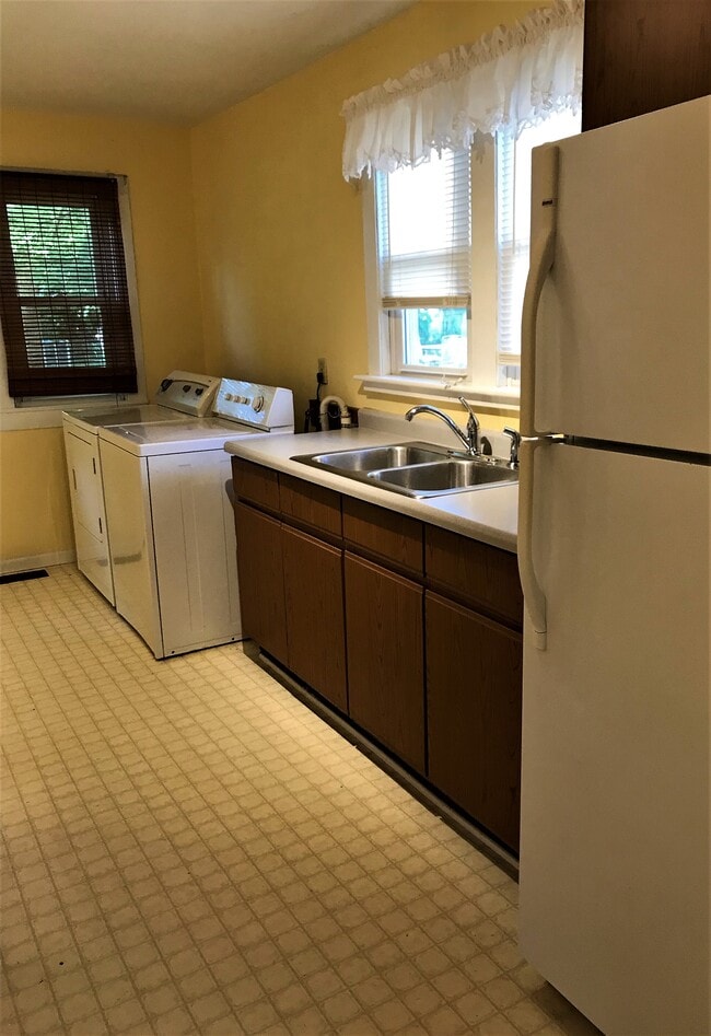 Kitchen - 714 W Carroll St