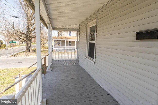 Photo - 915 N Division St