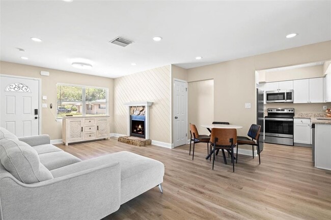 Photo - 611 Pinewood Dr