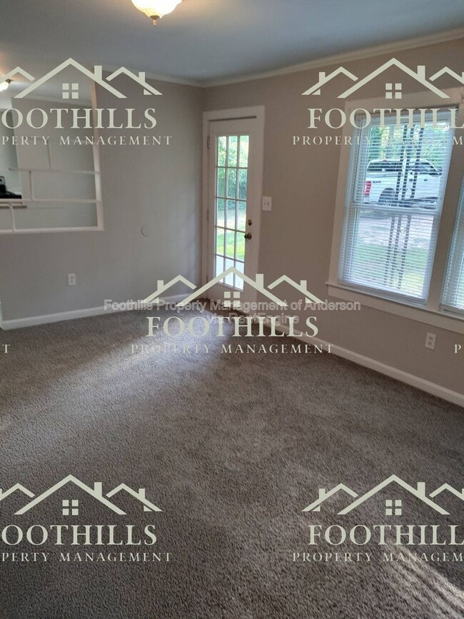 Photo - 1302 Robbins Dr