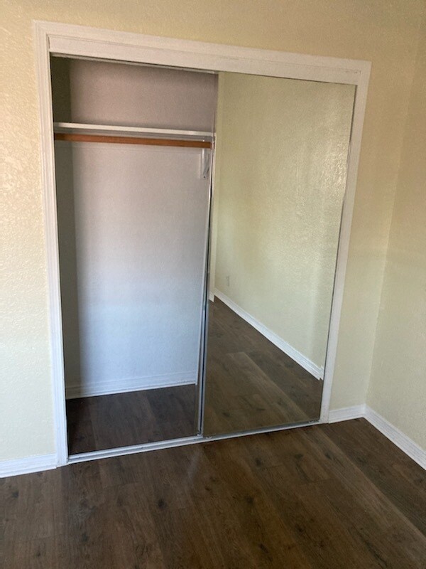 Master bedroom - 1334 W 104th St Apartments Unit D