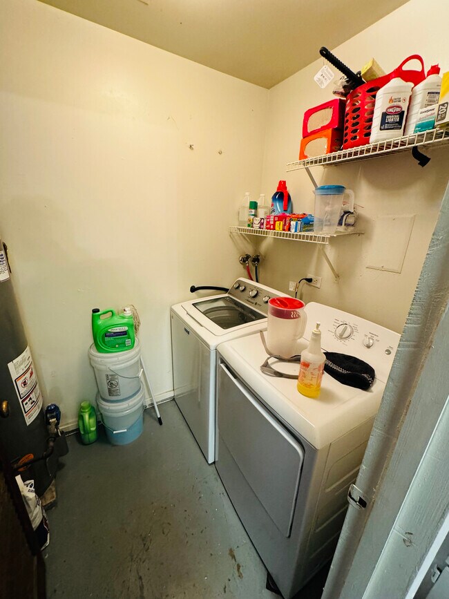 Photo - 5556 Allemong Dr Unidad 5556 Rental