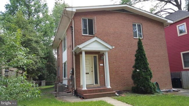 Building Photo - 1034 17th St S Unit B Rental