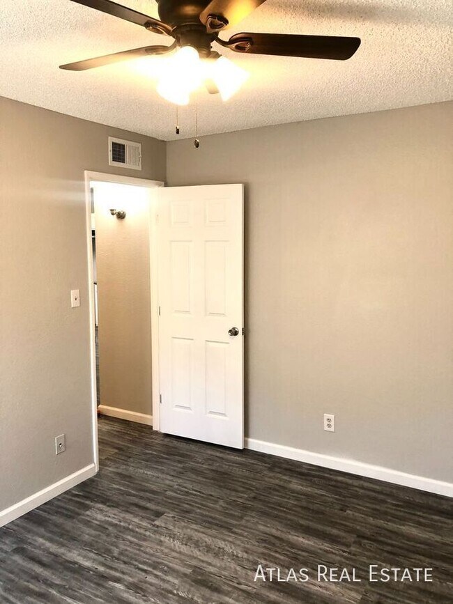 Photo - 465 W Ivyglen St Unidad 216