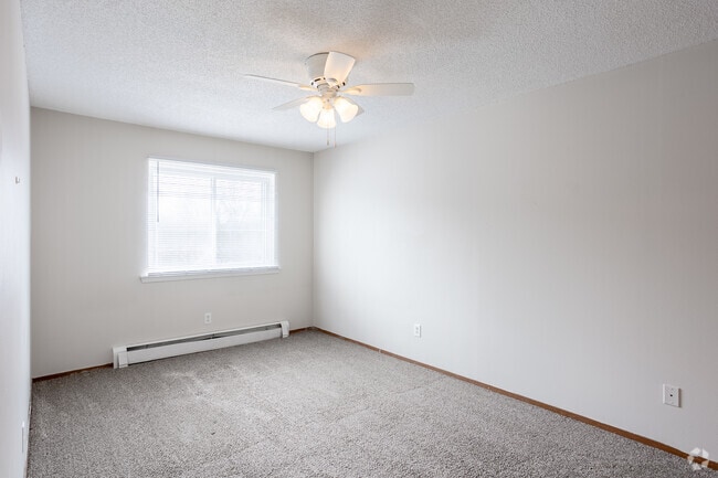 2BR, 1.5BA - 884SF - Primary Bedroom