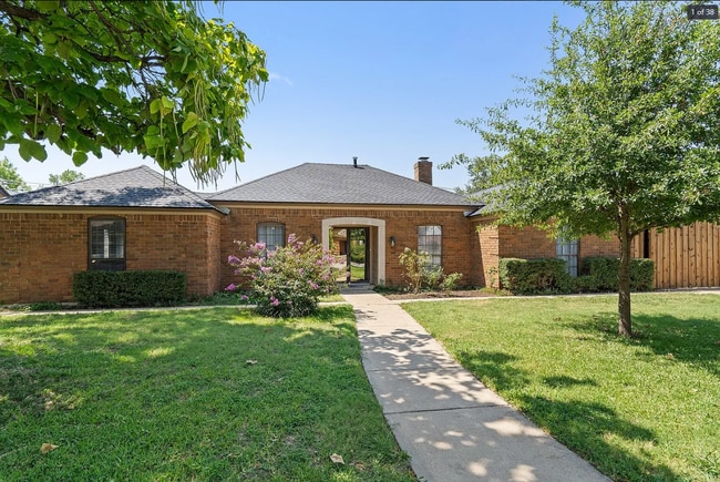 Photo - 213 Circleview Dr S