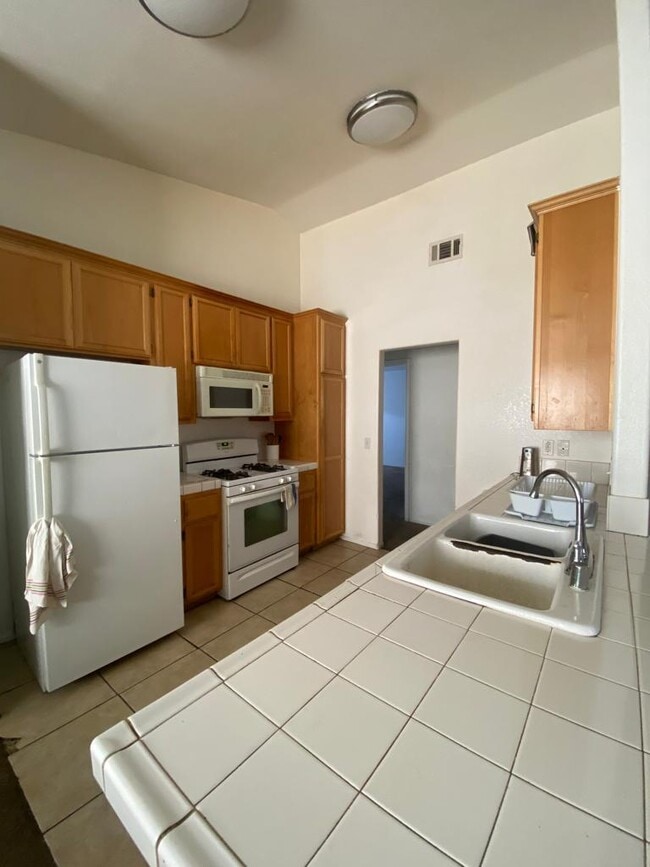 Building Photo - 268 E 7th St Rental
