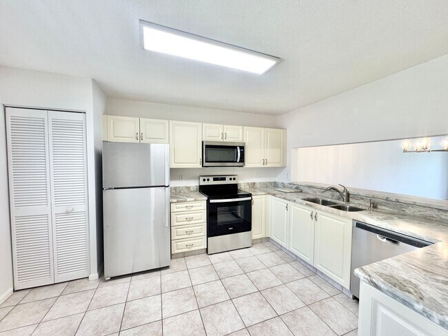 Photo - ** ROYAL WOOD ** 2 + DEN / 2 BATH - CONDO ...