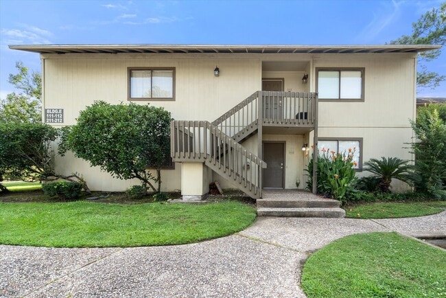 Building Photo - 15919 Golf Club Dr Unit 112