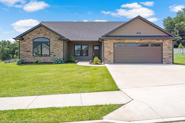 Building Photo - 5990 Tamarack Dr Rental