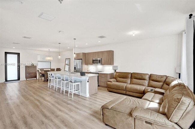 Photo - 10437 NW 82nd St Unit 5