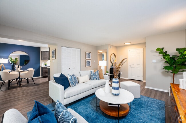 1BR, 1BA - 756SF - Living Room