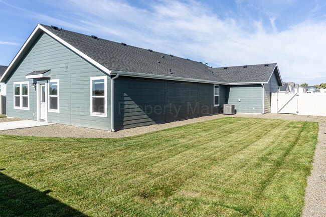 Photo - 883 Education St