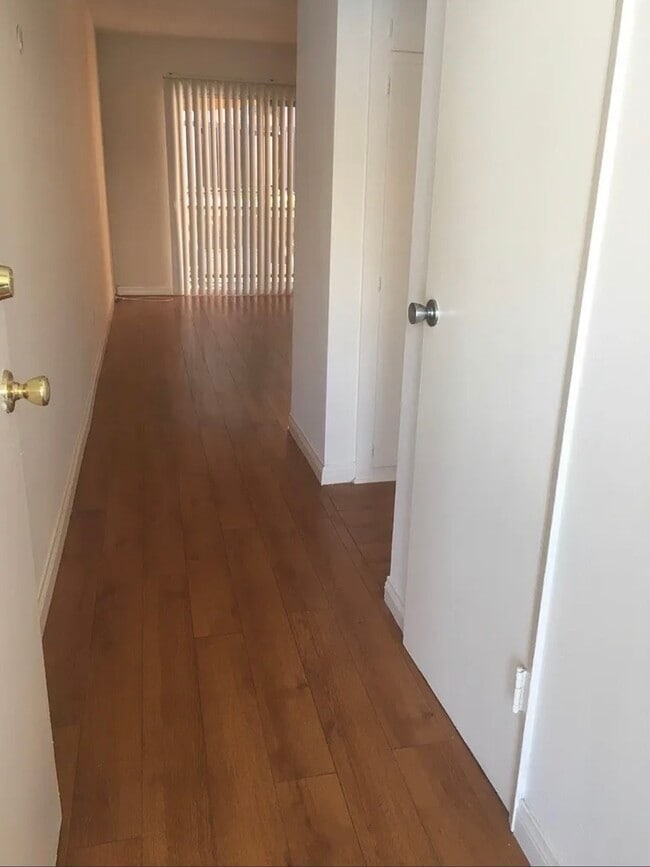 Building Photo - 1024 Justin Ave Unit 1024 Justin Ave