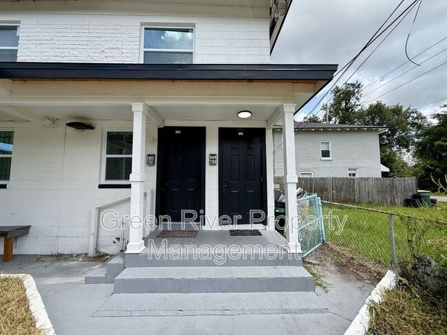 Photo - 1161 W 5th St