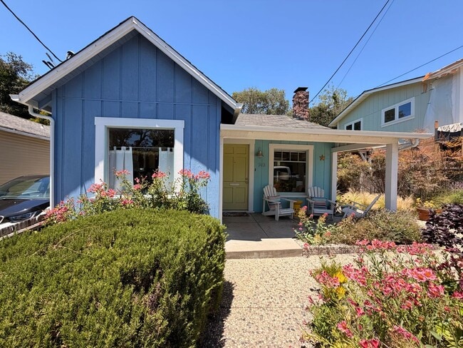 Building Photo - Charming 2BR/1BA Beach Cottage - Walk to Capitola Village!