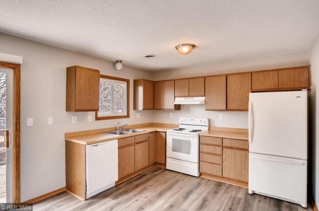 Photo - 1491 Elm Ave E