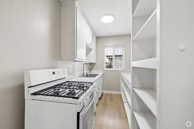 1BR, 1BA - 548SF - Kitchen