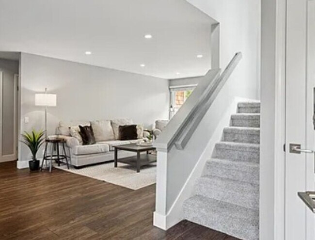 Photo - 641 Centre Ct