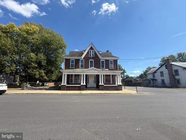 Building Photo - 703 2nd St Rental