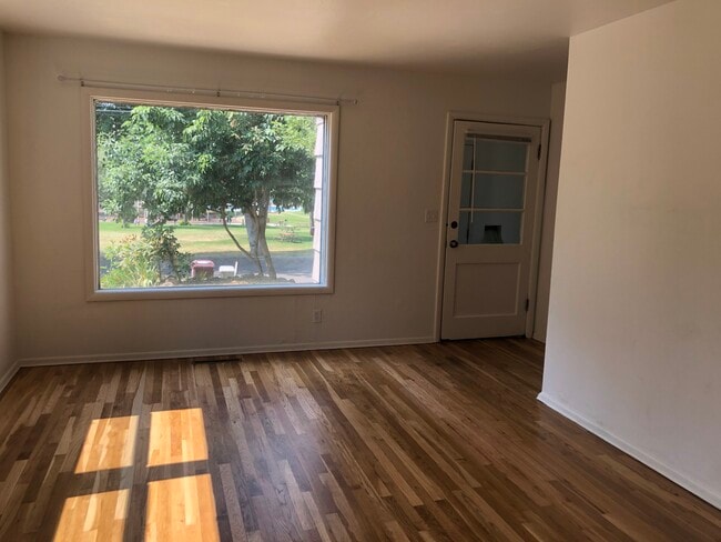 Photo - 610 NE Gray Ln