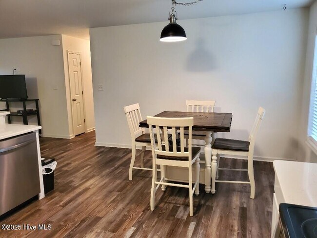 Photo - 1660 Warren Way