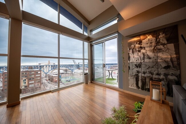 Photo - Luxurious multi-level penthouse condo - Flats Westbank