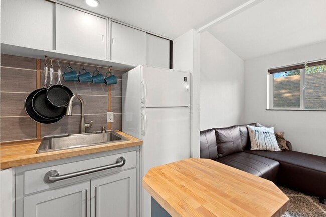 Photo - 1 Bath Furnished Studio in Woodlawn!