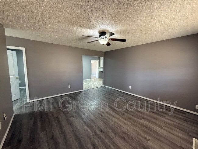 Photo - 306 E 3rd St